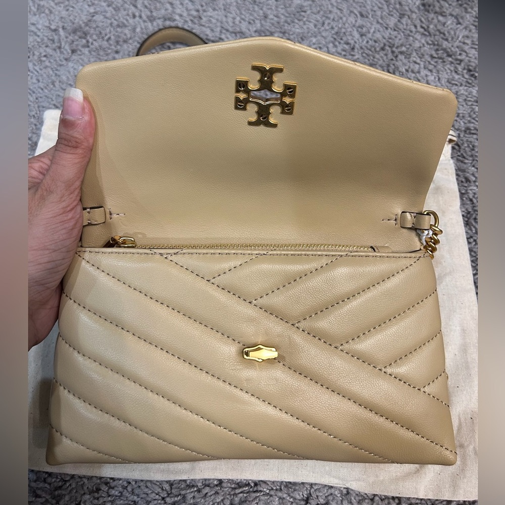 ****SOLD*****Tory Burch Kira Chevron Chain Wallet - Desert Dune - Picture 5 of 10